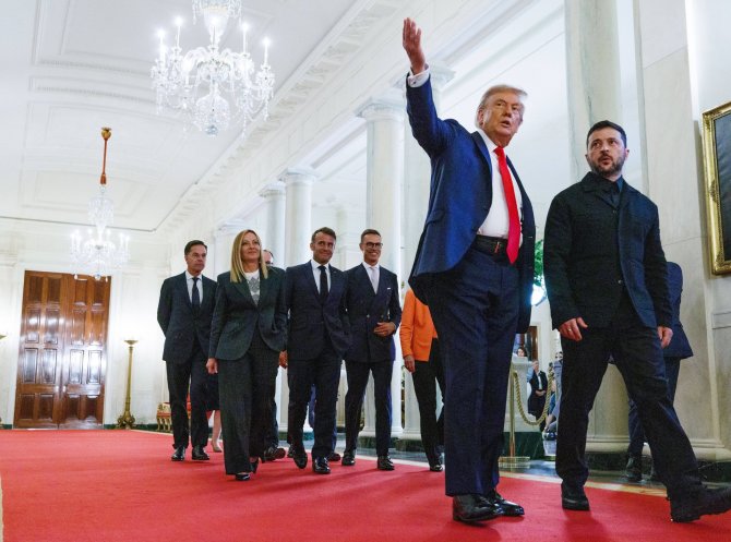 SIPA/ „Scanpix“/Donaldas Trumpas, Volodymyras Zelenskis, Giorgia Meloni, Alexanderas Stubbas, Emmanuelis Macronas