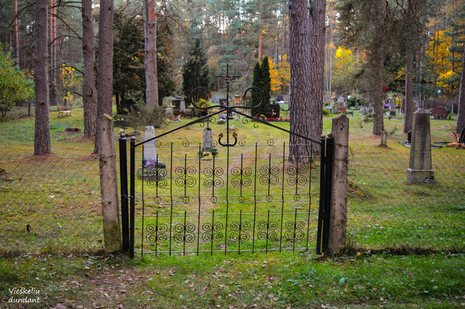 „Vieškeliu dundant“ (Ados Alejūnaitės) nuotr. / Dubininko kaimo kapinaitės (Varėnos r.)