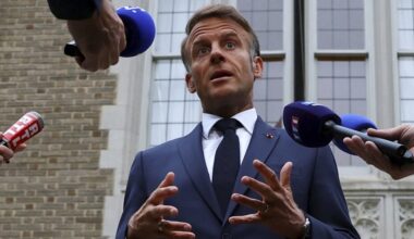 Rusų žvalgyba neršia: apkaltino Macroną planuojant karinę intervenciją