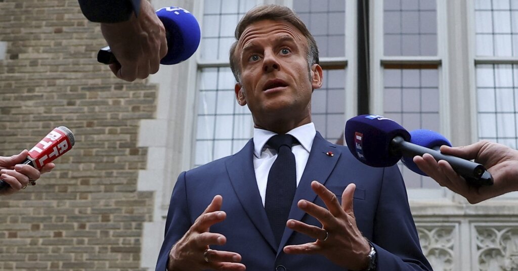 Rusų žvalgyba neršia: apkaltino Macroną planuojant karinę intervenciją