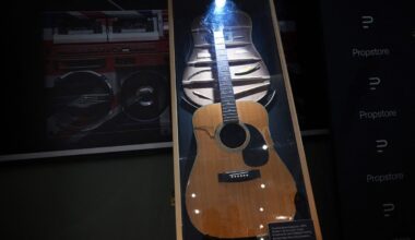 Aukcione už 385 tūkst. dolerių parduota grupės „Oasis“ gitara