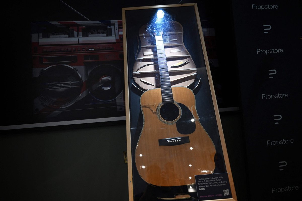 Aukcione už 385 tūkst. dolerių parduota grupės „Oasis“ gitara