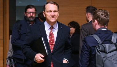 Karas Ukrainoje. Sikorskis: karą Ukrainoje galima nutraukti vienu skambučiu