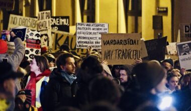 Latvijoje – didelis protestas - Delfi