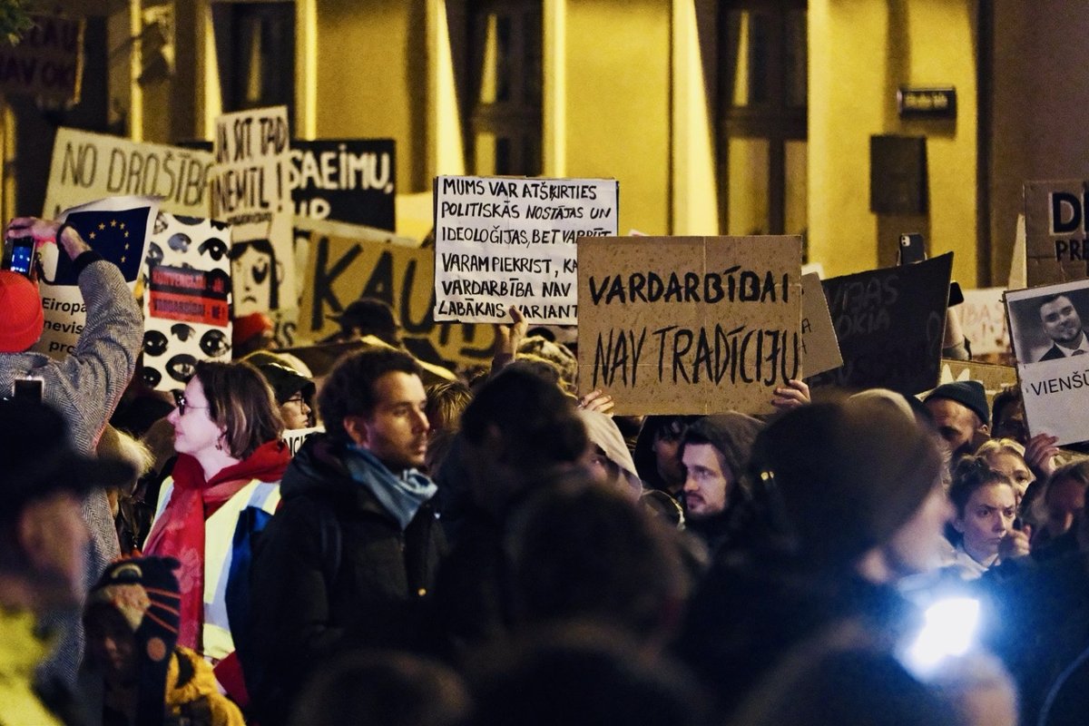 Latvijoje – didelis protestas - Delfi