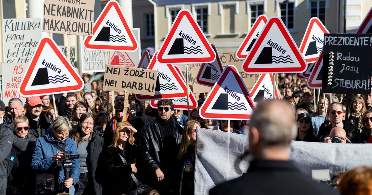 „Rankos kol kas dar nesvyra“ – dar viena protestuojančios kultūros bendruomenės akcija