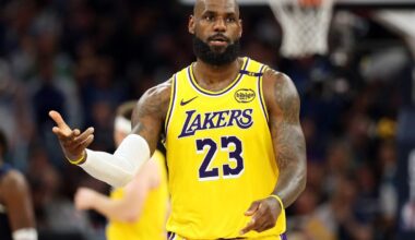 Skausmus kenčiantis LeBronas Jamesas praleis NBA sezono pradžią