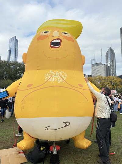 Los Andžele protestuotojai iškėlė didžiulį balioną, vaizduojantį D. Trumpą su sauskelnėmis