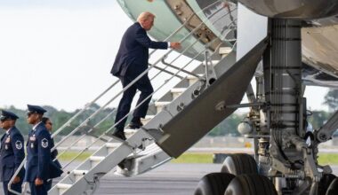 Nerimas dėl dar vieno pasikėsinimo į Trumpą: oro uoste teko imtis skubių priemonių