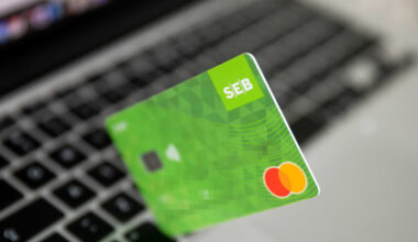 Viename iš didžiųjų bankų nuo sausio kils dalis įkainių: štai už kokias paslaugas mokėsite daugiau | Verslas