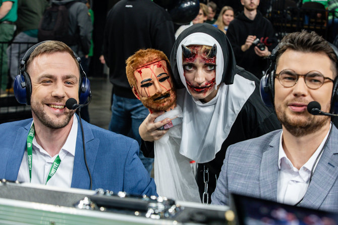 Teodoro Biliūno / BNS nuotr./Komentatoriai Tautvydas Kubilius ir Jonas Lekšas bei sirgalių kostiumai