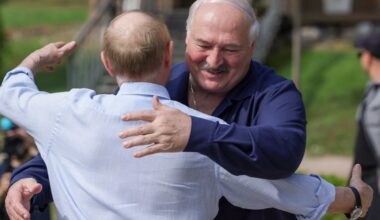 „Tai jau kažką reiškia“? Lukašenka žvalgosi į kitą pusę nuo Maskvos