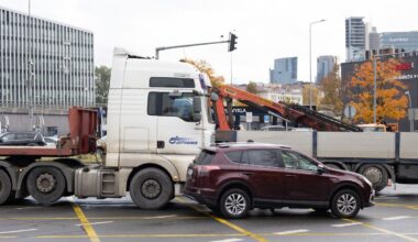 Vilniaus centre krovininis automobilis nulaužė konstrukciją su šviesoforais