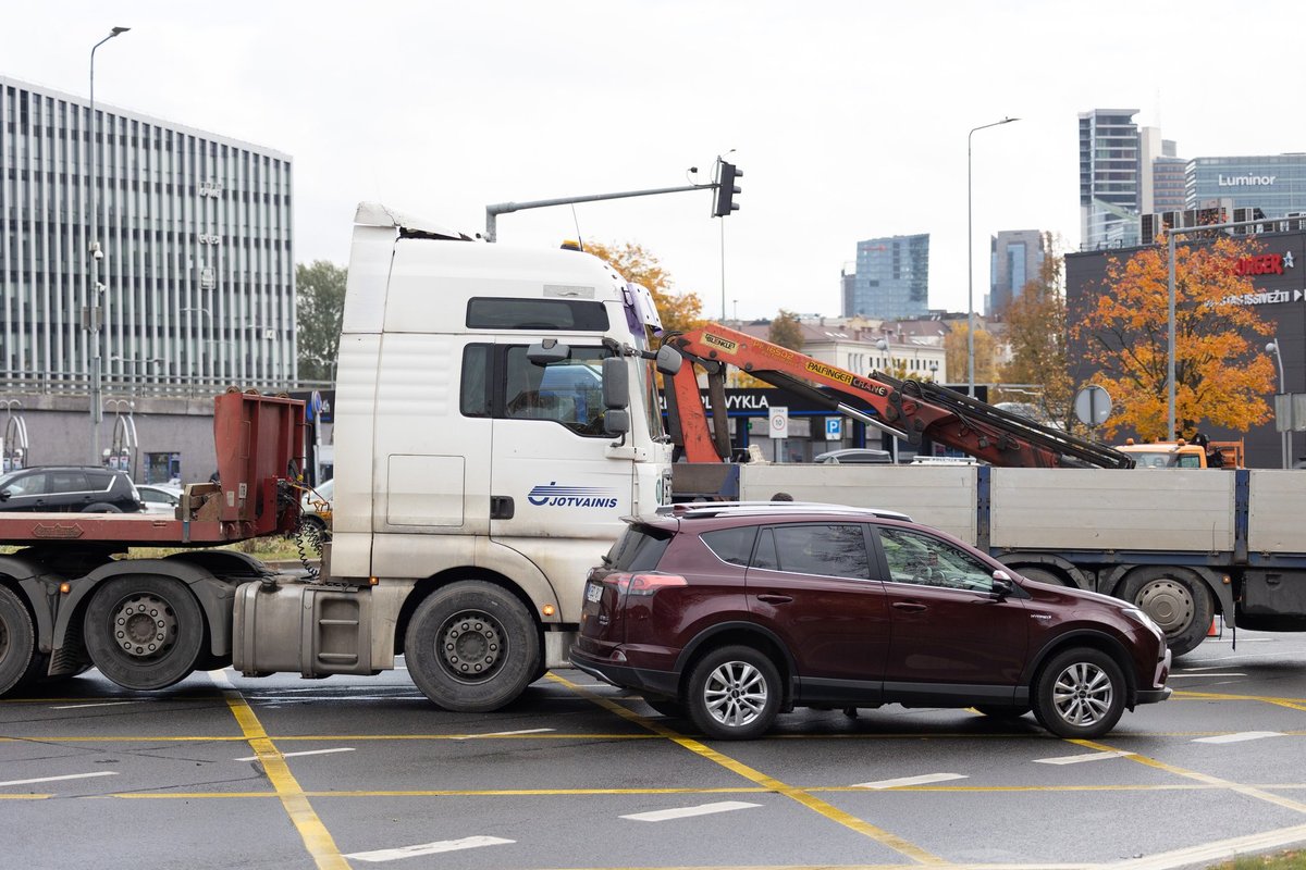 Vilniaus centre krovininis automobilis nulaužė konstrukciją su šviesoforais
