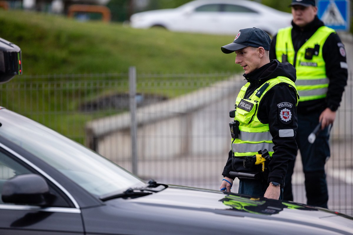 Neblaivūs vairuotojai „užtvindė“ Kauno kelius: vairuotojai daužė vartus, automobilius ir sienas