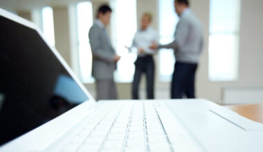 Teisinė aklavietė: kas atsako, kai akcininkai nepriima sprendimų? | Verslas