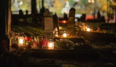 Kapų tvarkymo įmonės atskleidė keisčiausius užsakymus: „Prašė ant kapo pastatyti butelį ir taureles“ | Verslas