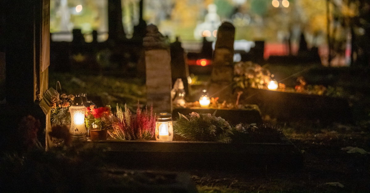 Kapų tvarkymo įmonės atskleidė keisčiausius užsakymus: „Prašė ant kapo pastatyti butelį ir taureles“ | Verslas