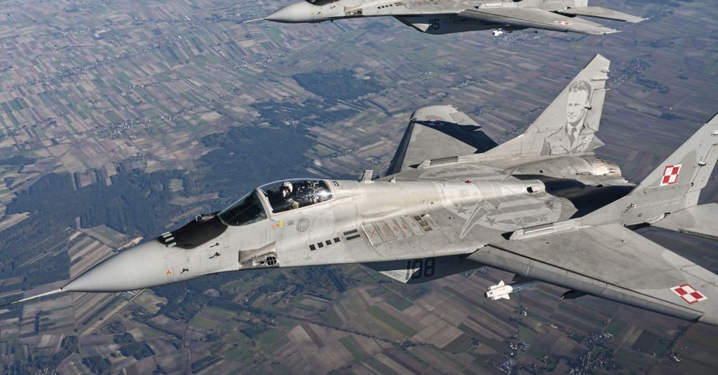 Lenkija uždarė du oro uostus: Varšuva reaguoja į masinį Rusijos apšaudymą Ukrainoje