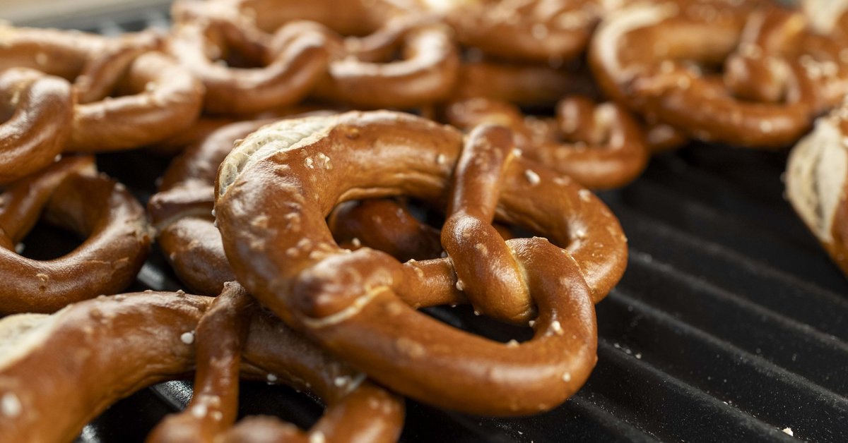 Pirkėja nustebo, kad už popierinį maišelį kepiniams teko sumokėti: prekybos tinklas paaiškino, kodėl | Verslas