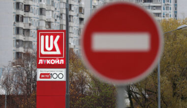Karas Ukrainoje. Putino draugo įkurta kompanija puolė gelbėti „Lukoil“: štai ką darys