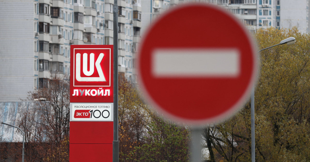 Karas Ukrainoje. Putino draugo įkurta kompanija puolė gelbėti „Lukoil“: štai ką darys