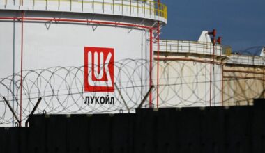 Britanija smogia sankcijomis didžiausioms Rusijos naftos bendrovėms