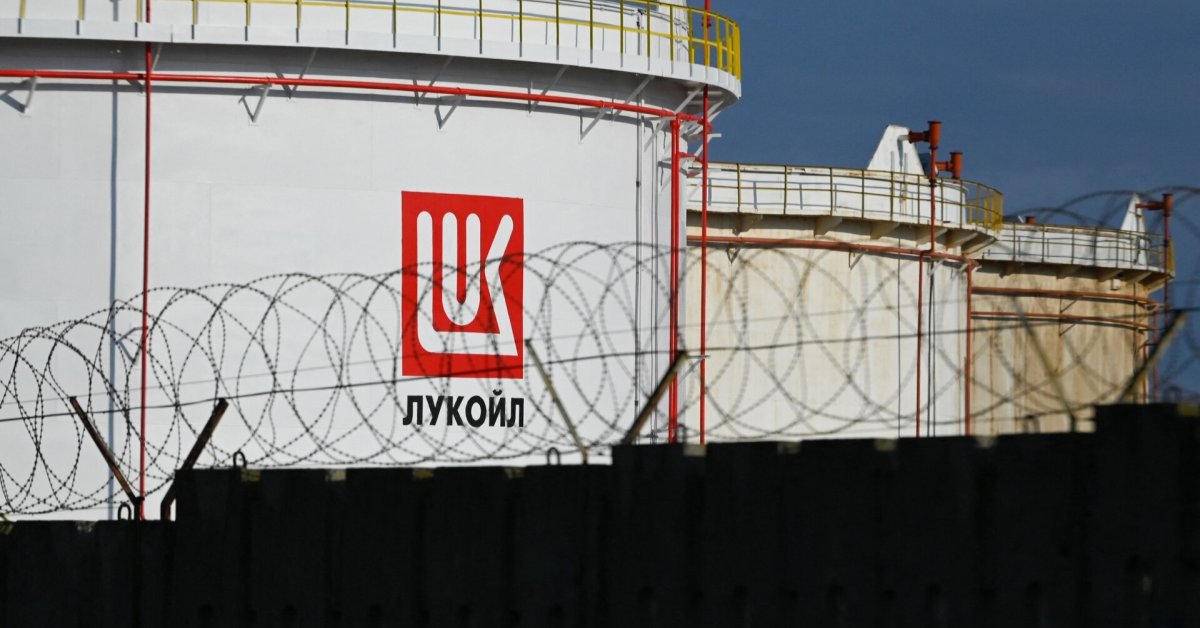Britanija smogia sankcijomis didžiausioms Rusijos naftos bendrovėms