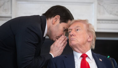 Trumpas apsikvailino: per klaidą paskelbė privačią žinutę, raginančią susidoroti su priešais