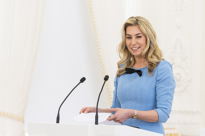 Režisierė Giedrė Žickytė sako kalbą atsiimdama Nacionalinę kultūros ir meno premiją. Pauliaus Peleckio / BNS nuotr./Giedrė Žickytė