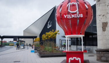Prie vis uždaromo Vilniaus oro uosto prajuokino baliono dekoracija: „Kažkam reikia patarti ją nuimti“ | Verslas