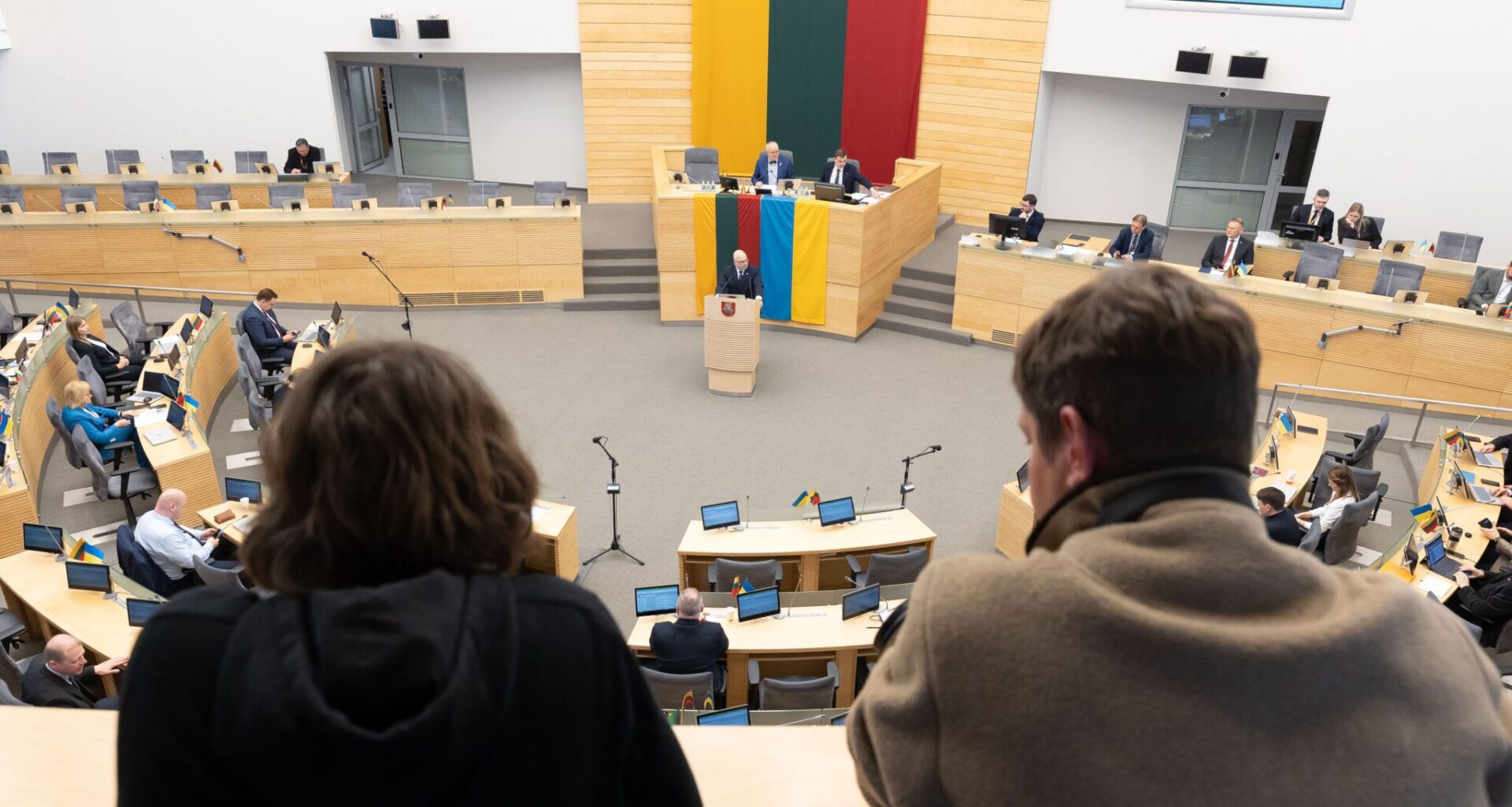 „Nemuno aušra“ kelia klausimus, kodėl Seime kabo Ukrainos vėliava