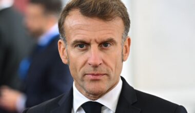 Buvęs premjeras paragino Prancūzijos prezidentą atsistatydinti - Respublika.lt