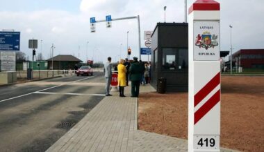 Rusija pažadėjo padėti iš Latvijos išsiųstiems rusams - Respublika.lt
