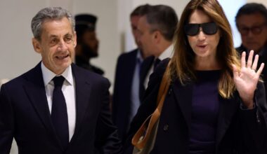 Nikolia Sarkozi keliaus už grotų - Respublika.lt