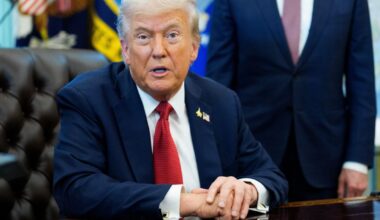 „Nesiekiu eskaluoti to karo“: Donaldas Trumpas apie sprendimą siųsti „Tomahawk“ raketas į Ukrainą - Respublika.lt