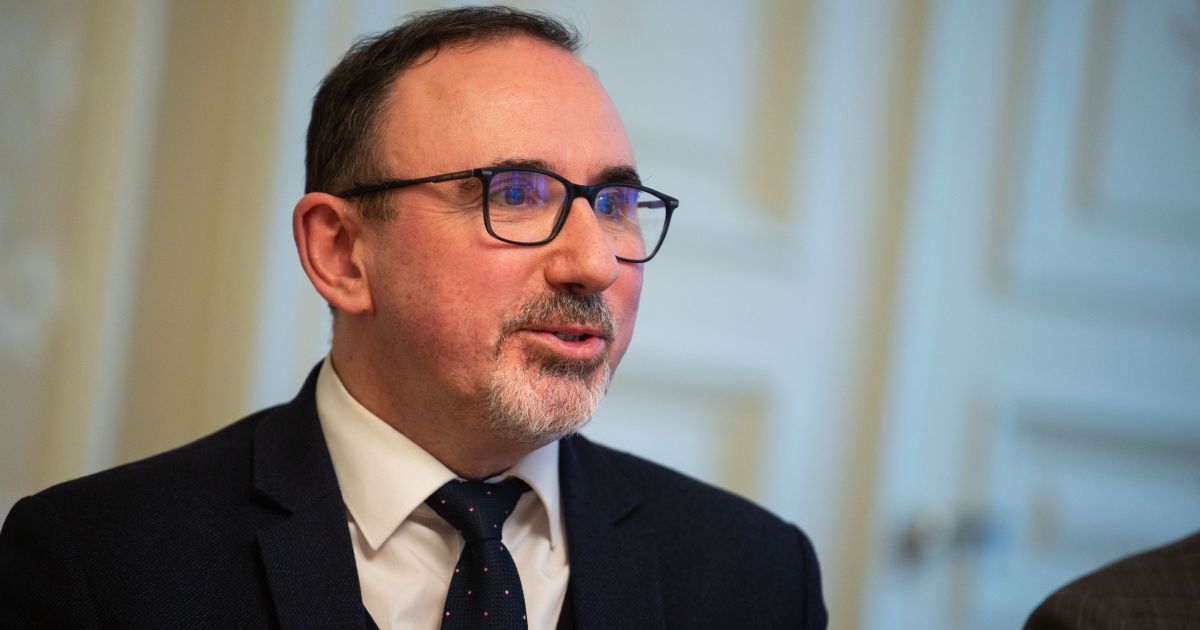 Vilius KAVALIAUSKAS. Atsakas Arūnui Gelūnui: Aš paveikslus Vyriausybei - skolinsiu! - Respublika.lt