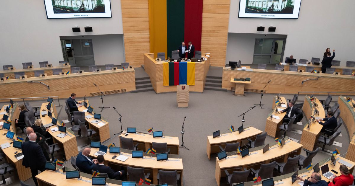 Daugėja parašų po peticija prieš Ukrainos vėliavos legalizavimą Seime - Respublika.lt