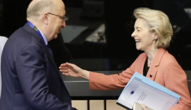 Ursulos von der Leyen vadovaujama EK išgyveno balsavimus dėl nepasitikėjimo - Respublika.lt