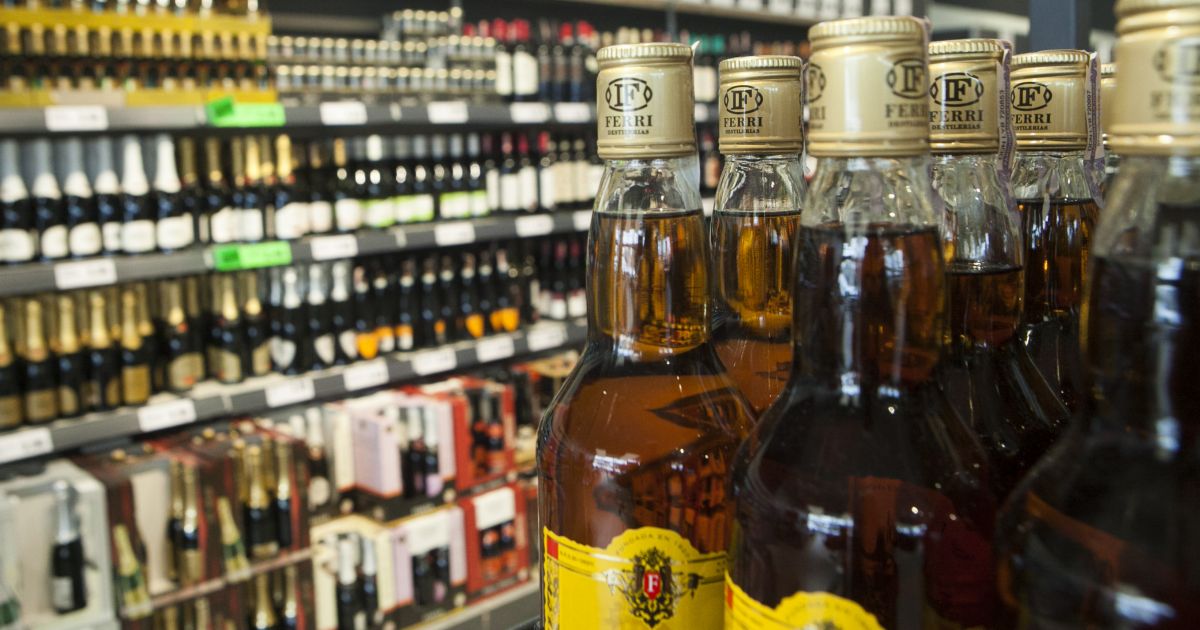 Ministras apie spartesnį akcizų tabakui ir alkoholiui didinimą: didelių sumų į biudžetą nesuneš - Respublika.lt