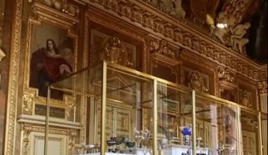 Į Luvrą įsilaužę vagys paliko 150 įkalčių - Respublika.lt