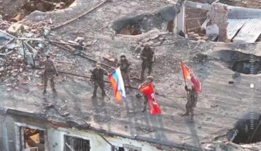 Netoli Pokrovsko rusai „kelia savo skudurėlius“: Ukrainai gali tekti griebtis nepopuliarių sprendimų