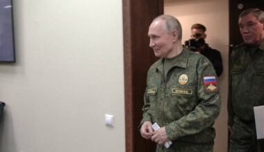 Karybos analitikas – apie sujudimą Kremliuje ir Putiną su karine uniforma