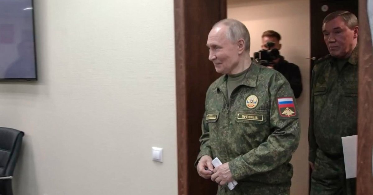 Karybos analitikas – apie sujudimą Kremliuje ir Putiną su karine uniforma