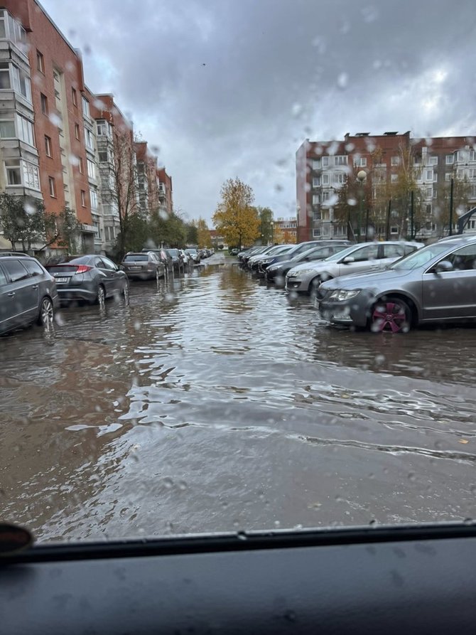 Facebook grupės „Klaipėdos reidai II“ nuotr./Skęstanti Laukininkų gatvė prie „Vyturio“ mokyklos