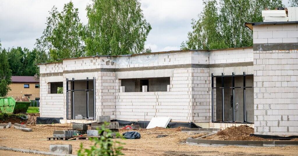 Statote namą? Ekspertė atskleidė, kaip išvengti brangių klaidų | Verslas