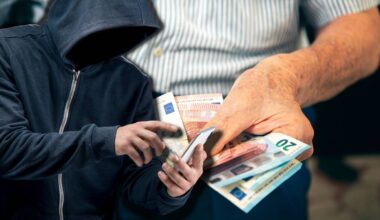 Sukčių iš sąskaitų išviliotus pinigus privalės grąžinti bankai?