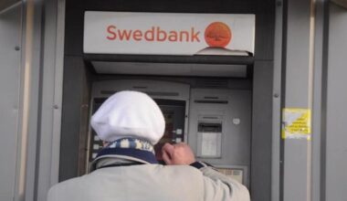 „Swedbank“ klientai neslepia įsiūčio: bankomatai neveikia, žmonės neturi prieigos prie savo pinigų