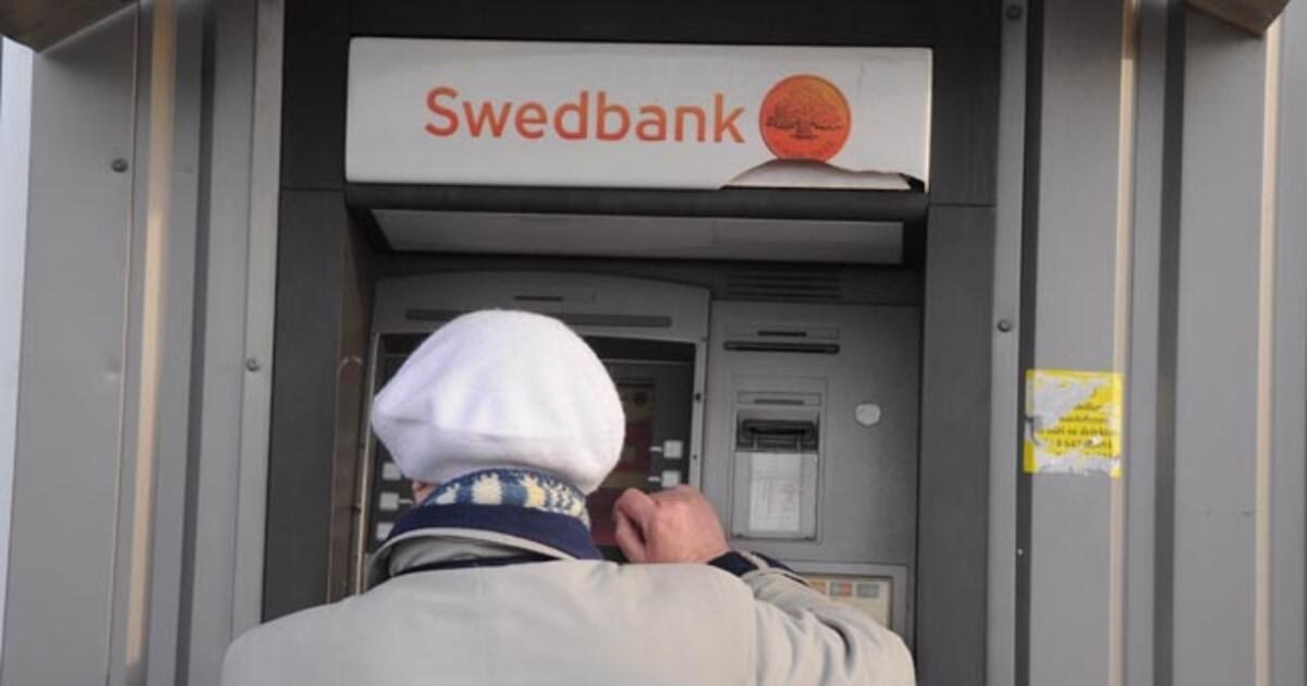 „Swedbank“ klientai neslepia įsiūčio: bankomatai neveikia, žmonės neturi prieigos prie savo pinigų