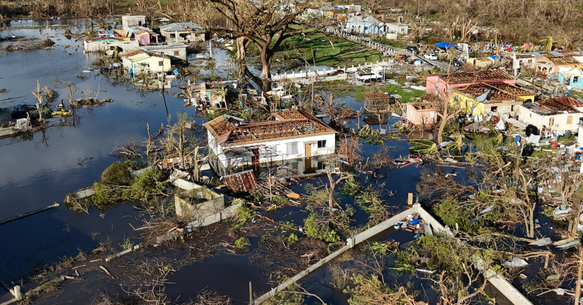 Uraganas Melissa nusiaubė Karibus ir siaučia toliau: po jo lieka tik griuvėsiai